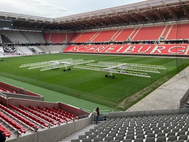 SC Stadion Architektur 5 - Damit der Rasen wächst, wird er beleuchtet!