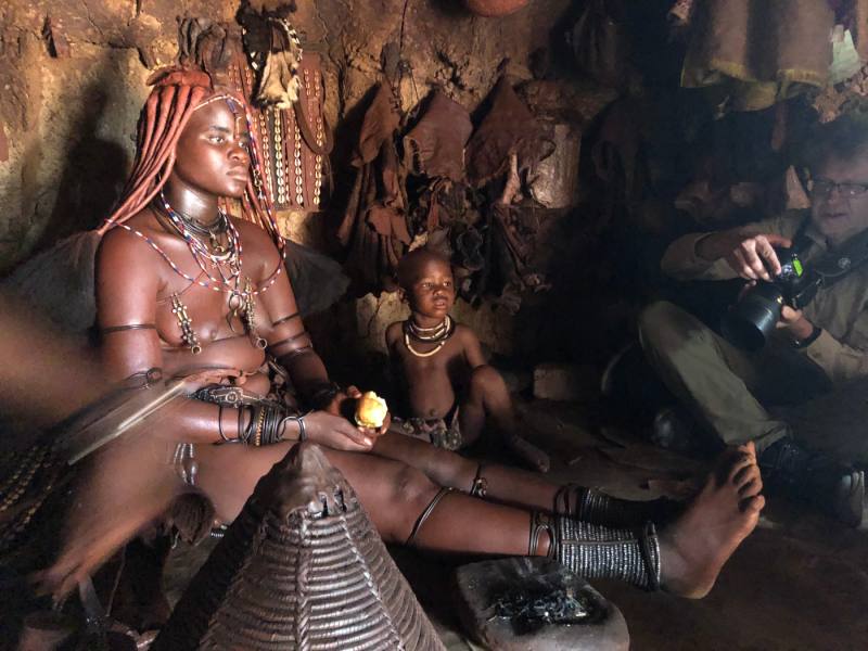Himba - Die erste Frau des Dorfes in ihrer Hütte.