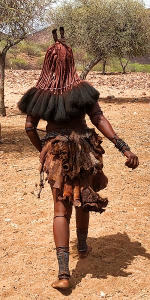 Himba - Die Festtracht von hinten.