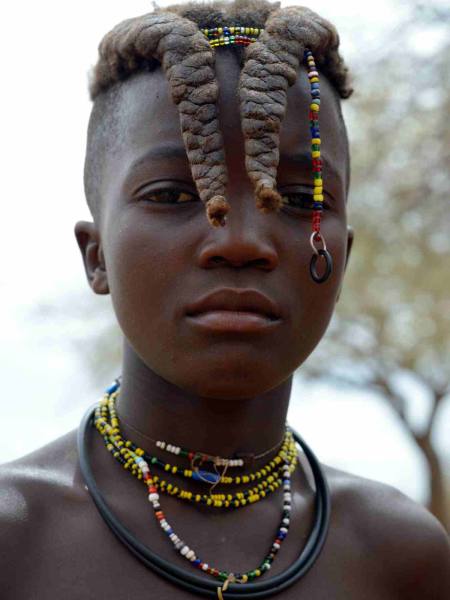 Himba - Ein Mädchen (erkennbar am Haarstyling).