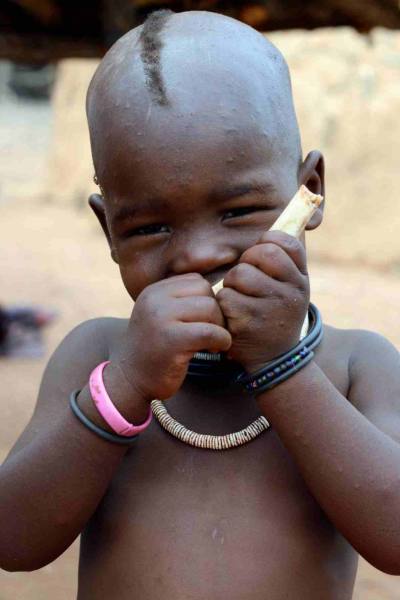 Himba - Ein Junge (erkennbar am Haarstyling).