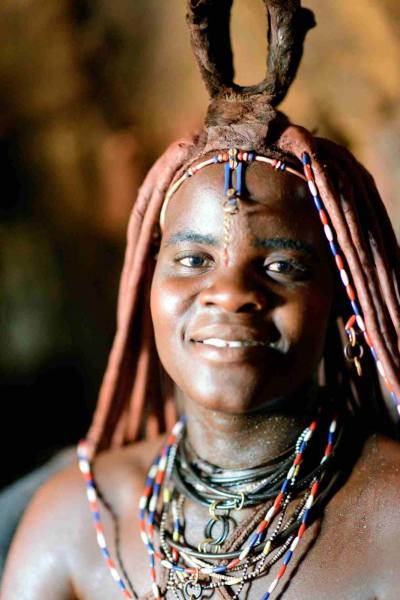 Himba - Die 1. Frau des Dorfes.