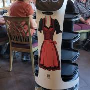 Petra und Achim: Der Servierroboter