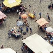 02-Der-Markt-an-einem-Sommertag